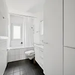Comfortable In Oerlikon 20 Minutes Away From Airport Lägenhet
