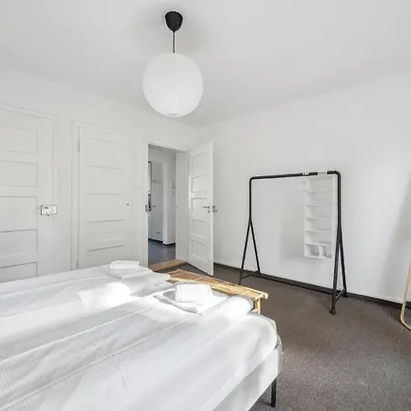 Lägenhet Comfortable In Oerlikon 20 Minutes Away From Airport Zürich