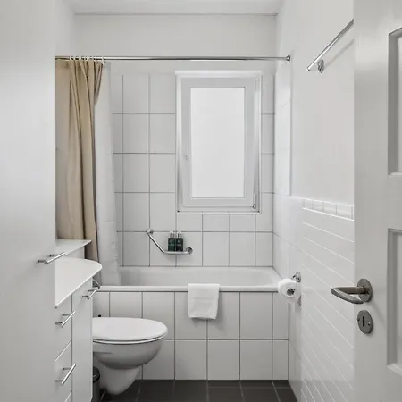 Comfortable In Oerlikon 20 Minutes Away From Airport Lägenhet